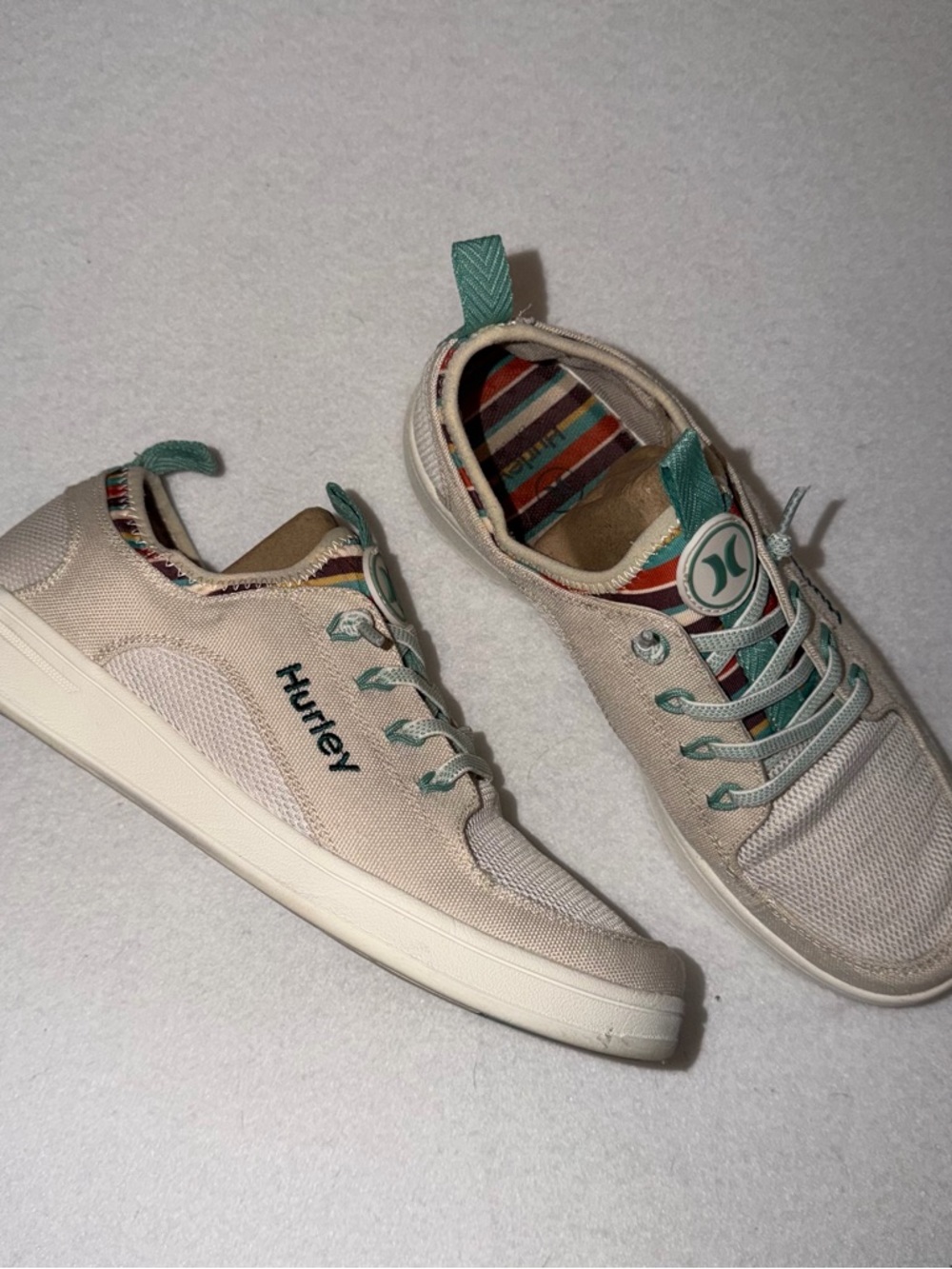Hurley Castaic Bungee Sneaker  In Creamy Beige